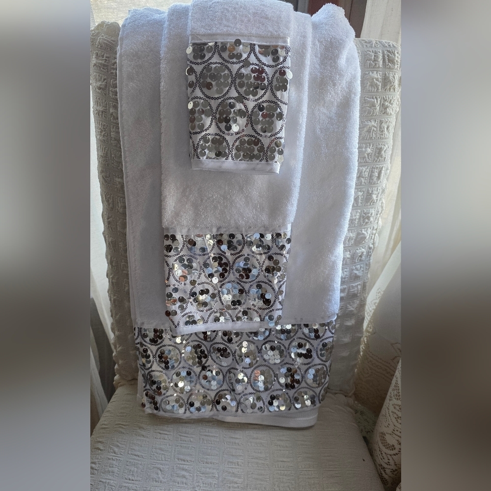 Luxurious White and Silver Sequin Bath Towel Set
